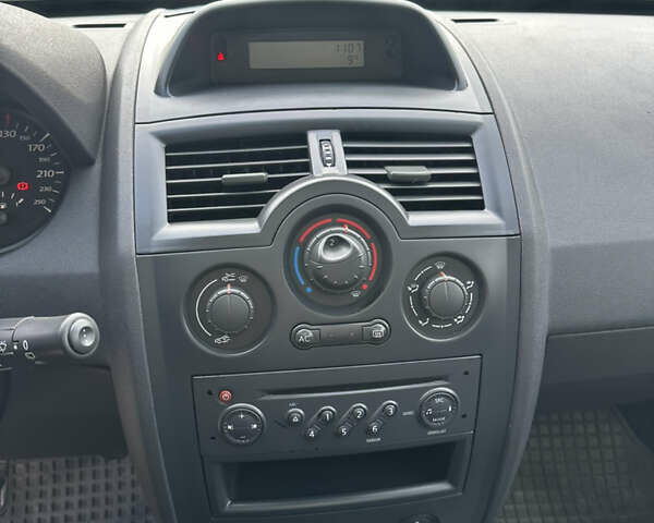 Синий Рено Меган, объемом двигателя 1.6 л и пробегом 213 тыс. км за 5350 $, фото 25 на Automoto.ua