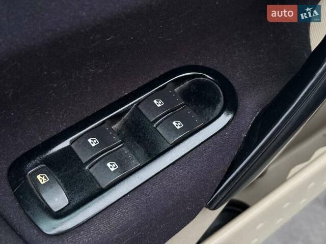 Синий Рено Меган, объемом двигателя 1.6 л и пробегом 300 тыс. км за 4800 $, фото 14 на Automoto.ua