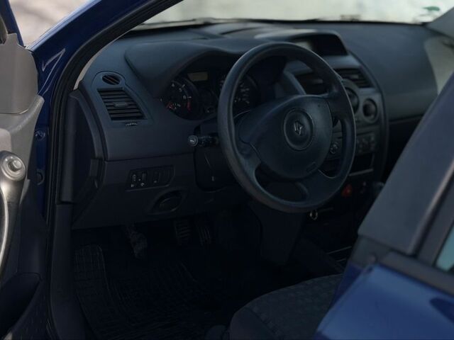 Синий Рено Меган, объемом двигателя 1.6 л и пробегом 202 тыс. км за 4600 $, фото 4 на Automoto.ua