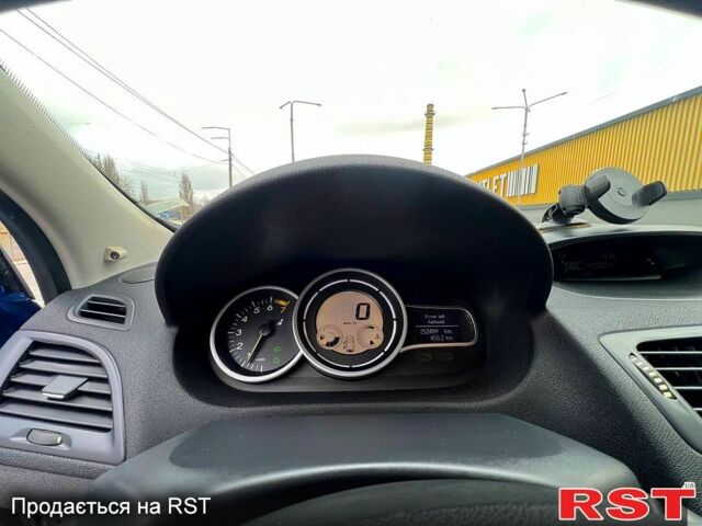 Синий Рено Меган, объемом двигателя 1.6 л и пробегом 252 тыс. км за 7200 $, фото 5 на Automoto.ua