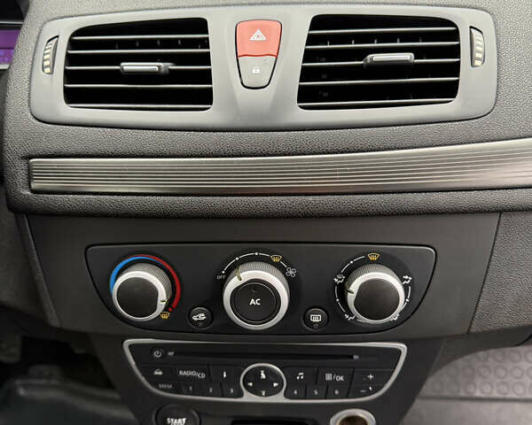 Синий Рено Меган, объемом двигателя 1.6 л и пробегом 141 тыс. км за 7750 $, фото 28 на Automoto.ua