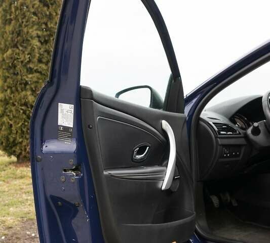 Синий Рено Меган, объемом двигателя 1.46 л и пробегом 197 тыс. км за 8199 $, фото 102 на Automoto.ua