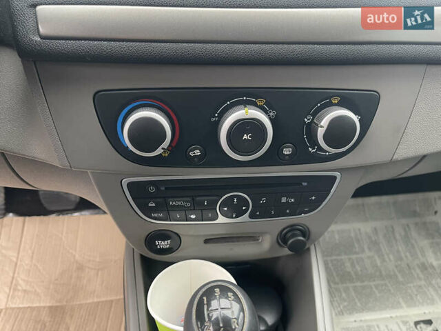 Синий Рено Меган, объемом двигателя 1.6 л и пробегом 175 тыс. км за 7500 $, фото 46 на Automoto.ua