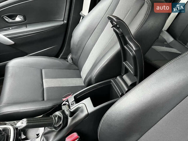 Синій Рено Меган, об'ємом двигуна 1.4 л та пробігом 238 тис. км за 6950 $, фото 53 на Automoto.ua