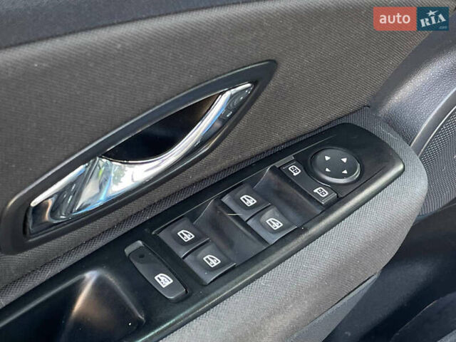 Синій Рено Меган, об'ємом двигуна 1.46 л та пробігом 301 тис. км за 9500 $, фото 5 на Automoto.ua