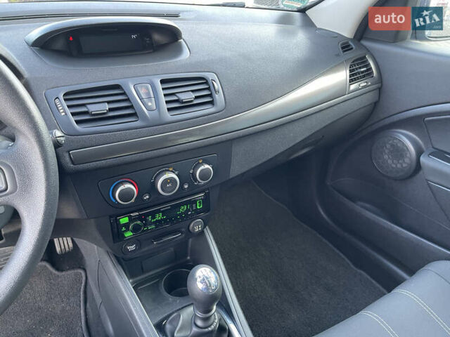 Синій Рено Меган, об'ємом двигуна 1.6 л та пробігом 207 тис. км за 8700 $, фото 43 на Automoto.ua