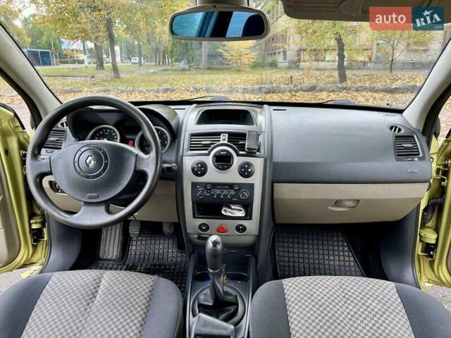 Зеленый Рено Меган, объемом двигателя 1.6 л и пробегом 302 тыс. км за 3750 $, фото 3 на Automoto.ua