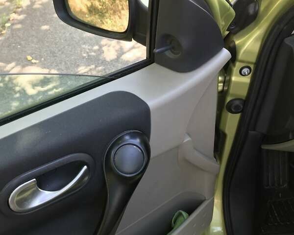 Зеленый Рено Меган, объемом двигателя 1.6 л и пробегом 200 тыс. км за 4400 $, фото 22 на Automoto.ua