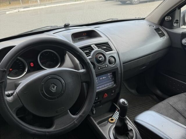 Зеленый Рено Меган, объемом двигателя 1.4 л и пробегом 250 тыс. км за 2650 $, фото 4 на Automoto.ua