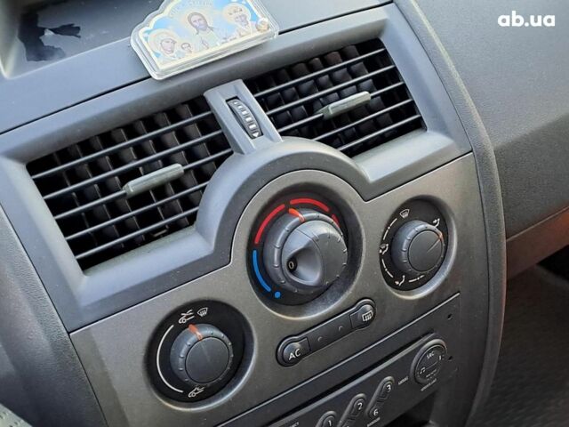 Зеленый Рено Меган, объемом двигателя 1.6 л и пробегом 230 тыс. км за 5740 $, фото 17 на Automoto.ua