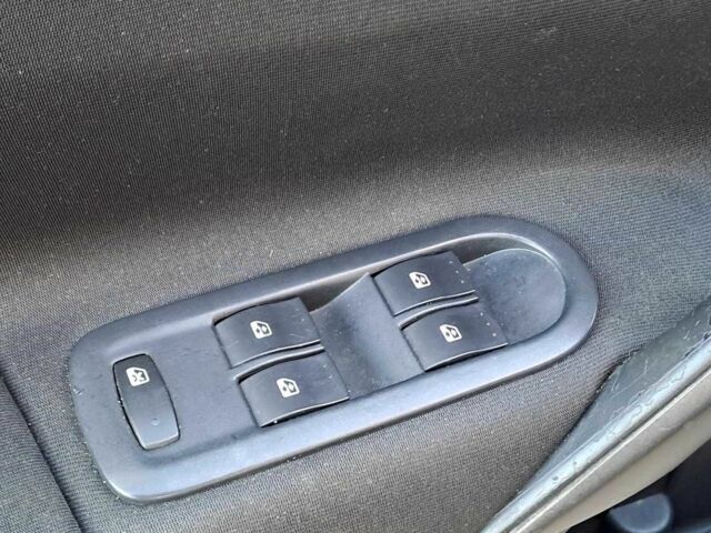 Зеленый Рено Меган, объемом двигателя 1.6 л и пробегом 230 тыс. км за 5740 $, фото 9 на Automoto.ua