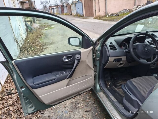 Зеленый Рено Меган, объемом двигателя 1.6 л и пробегом 250 тыс. км за 999 $, фото 4 на Automoto.ua