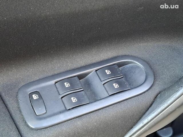 Зеленый Рено Меган, объемом двигателя 1.6 л и пробегом 230 тыс. км за 5740 $, фото 9 на Automoto.ua