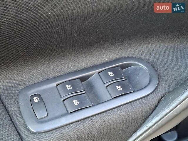 Зеленый Рено Меган, объемом двигателя 1.6 л и пробегом 230 тыс. км за 5740 $, фото 9 на Automoto.ua