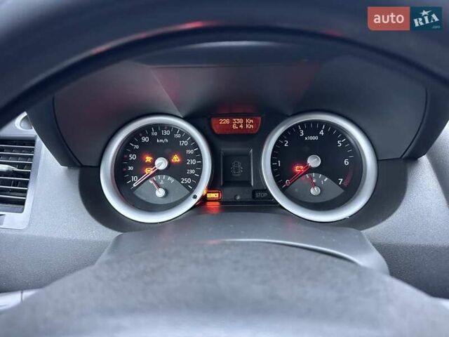 Зелений Рено Меган, об'ємом двигуна 1.6 л та пробігом 226 тис. км за 3800 $, фото 14 на Automoto.ua