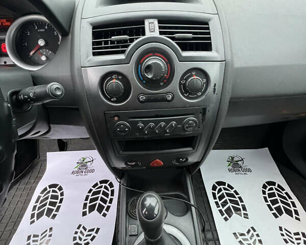 Зеленый Рено Меган, объемом двигателя 1.6 л и пробегом 226 тыс. км за 3700 $, фото 18 на Automoto.ua