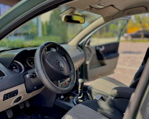 Зелений Рено Меган, об'ємом двигуна 1.6 л та пробігом 376 тис. км за 3500 $, фото 8 на Automoto.ua