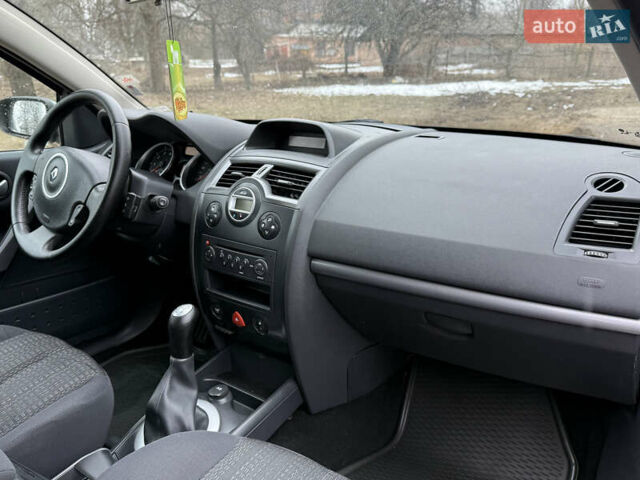 Зеленый Рено Меган, объемом двигателя 1.6 л и пробегом 230 тыс. км за 5500 $, фото 14 на Automoto.ua