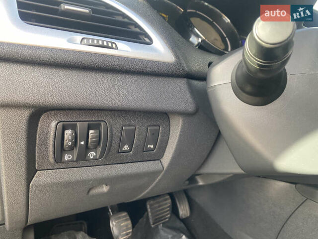 Зелений Рено Меган, об'ємом двигуна 1.6 л та пробігом 205 тис. км за 8700 $, фото 39 на Automoto.ua