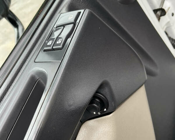 Білий Рено Мідлум, об'ємом двигуна 4.75 л та пробігом 317 тис. км за 48900 $, фото 8 на Automoto.ua