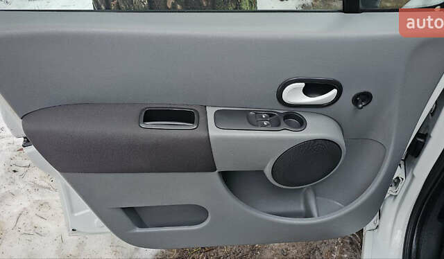 Белый Рено Модус, объемом двигателя 1.2 л и пробегом 128 тыс. км за 5250 $, фото 19 на Automoto.ua