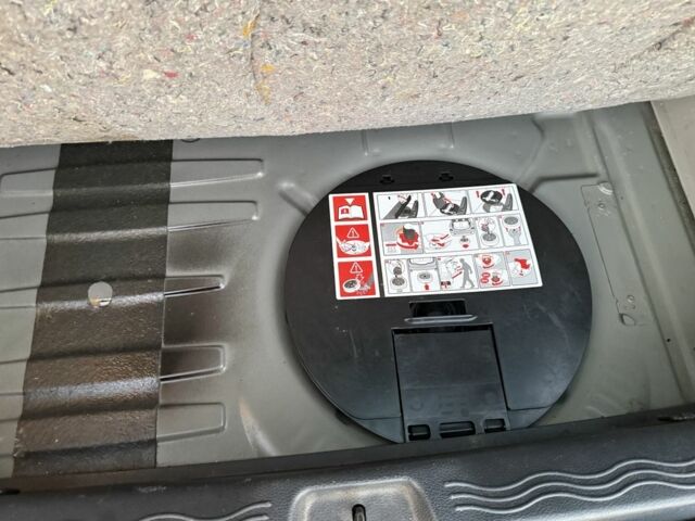 Черный Рено Модус, объемом двигателя 1.1 л и пробегом 133 тыс. км за 3700 $, фото 3 на Automoto.ua