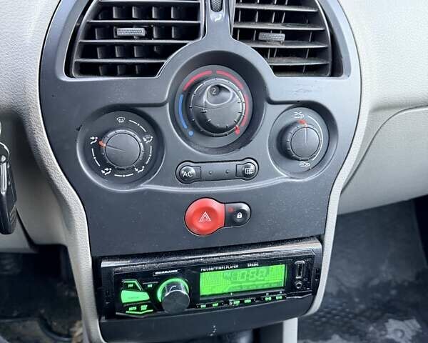 Желтый Рено Модус, объемом двигателя 1.1 л и пробегом 216 тыс. км за 4500 $, фото 7 на Automoto.ua