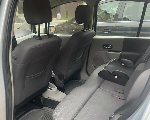 Серый Рено Модус, объемом двигателя 1.6 л и пробегом 240 тыс. км за 4000 $, фото 7 на Automoto.ua