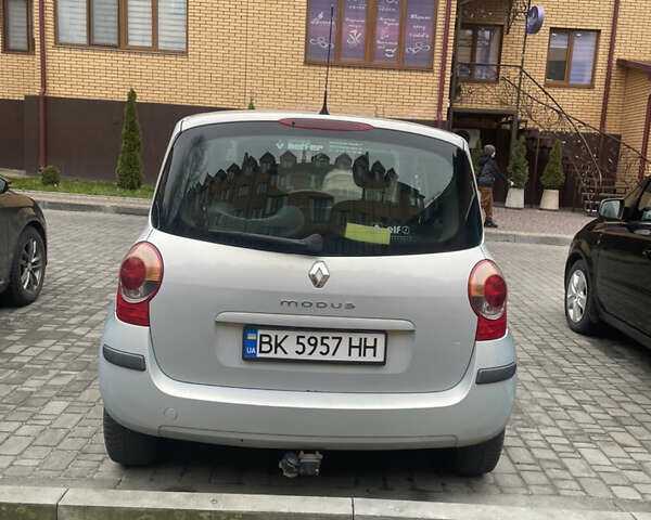 Серый Рено Модус, объемом двигателя 1.6 л и пробегом 240 тыс. км за 4000 $, фото 2 на Automoto.ua