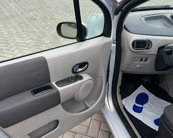 Серый Рено Модус, объемом двигателя 1.6 л и пробегом 230 тыс. км за 5600 $, фото 11 на Automoto.ua