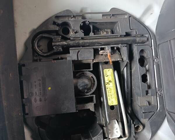 Сірий Рено Модус, об'ємом двигуна 1.15 л та пробігом 205 тис. км за 3750 $, фото 6 на Automoto.ua