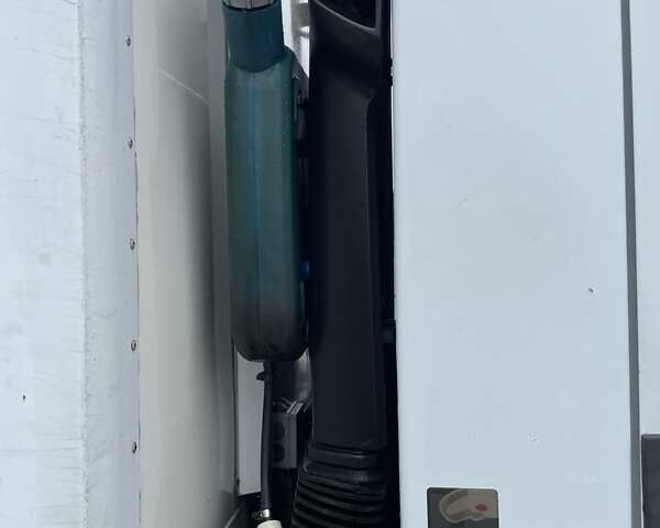 Белый Рено Премиум, объемом двигателя 9.8 л и пробегом 242 тыс. км за 10100 $, фото 4 на Automoto.ua