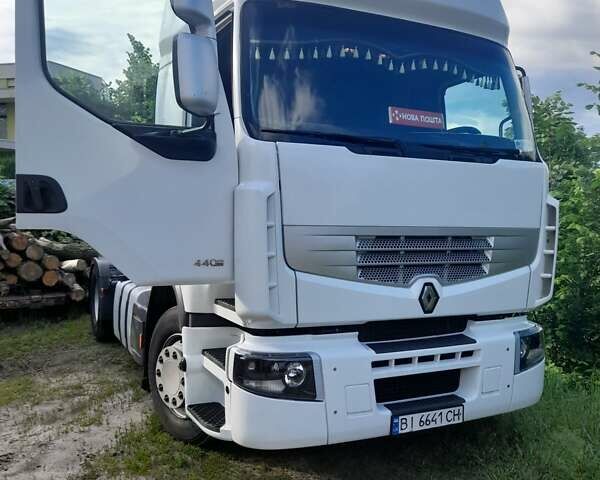 Белый Рено Премиум, объемом двигателя 10.8 л и пробегом 1 тыс. км за 7000 $, фото 1 на Automoto.ua