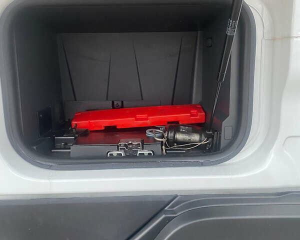 Білий Рено Range T, об'ємом двигуна 0 л та пробігом 687 тис. км за 26157 $, фото 15 на Automoto.ua