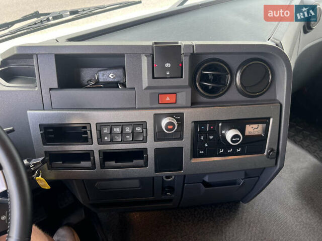 Красный Рено Range T, объемом двигателя 10.8 л и пробегом 545 тыс. км за 27796 $, фото 22 на Automoto.ua