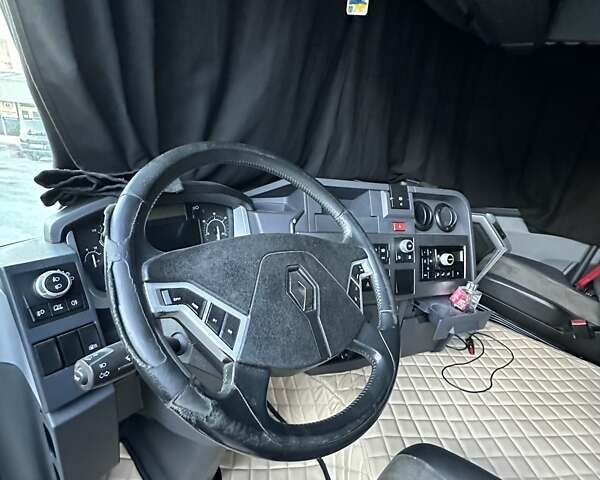 Красный Рено Range T, объемом двигателя 10.8 л и пробегом 810 тыс. км за 22222 $, фото 8 на Automoto.ua