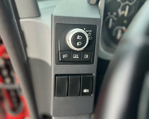 Красный Рено Range T, объемом двигателя 12.9 л и пробегом 618 тыс. км за 29900 $, фото 21 на Automoto.ua