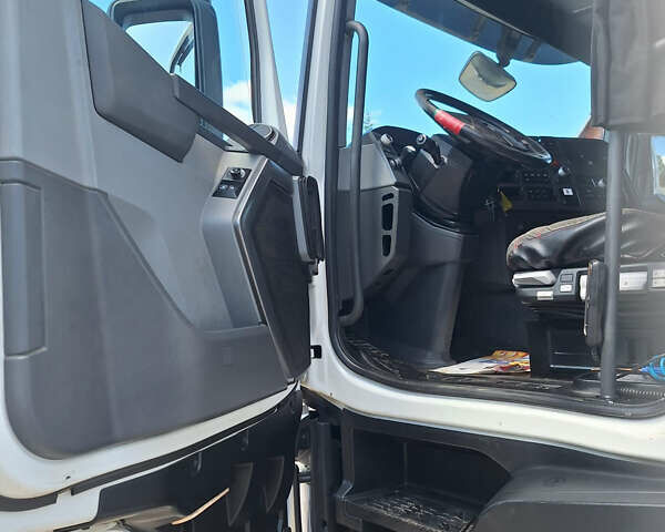 Рено Range T, объемом двигателя 12.9 л и пробегом 700 тыс. км за 27379 $, фото 9 на Automoto.ua