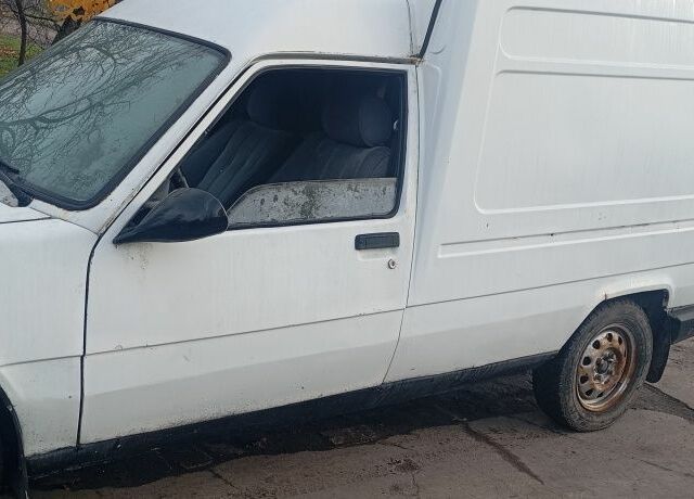 Білий Рено Рапід, об'ємом двигуна 1.6 л та пробігом 350 тис. км за 1300 $, фото 4 на Automoto.ua