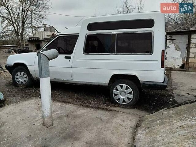 Белый Рено Рапид, объемом двигателя 1.6 л и пробегом 240 тыс. км за 700 $, фото 1 на Automoto.ua