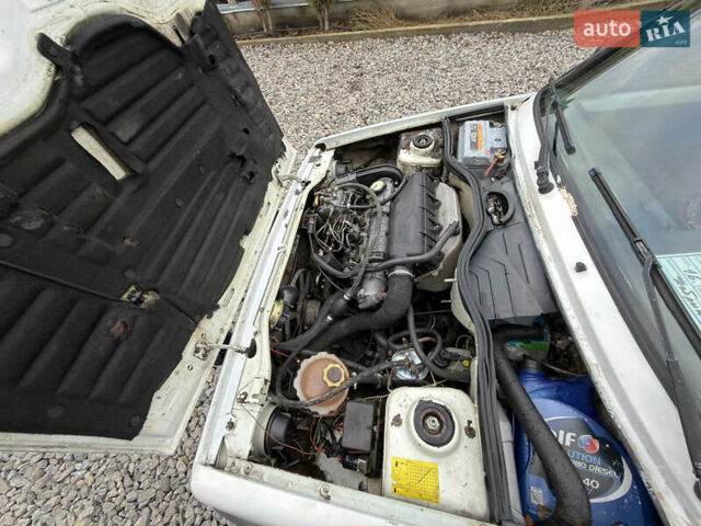 Белый Рено Рапид, объемом двигателя 1.6 л и пробегом 300 тыс. км за 999 $, фото 16 на Automoto.ua