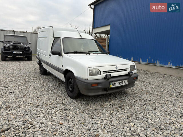 Белый Рено Рапид, объемом двигателя 1.6 л и пробегом 300 тыс. км за 999 $, фото 2 на Automoto.ua