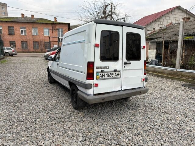 Білий Рено Рапід, об'ємом двигуна 1.6 л та пробігом 300 тис. км за 999 $, фото 7 на Automoto.ua