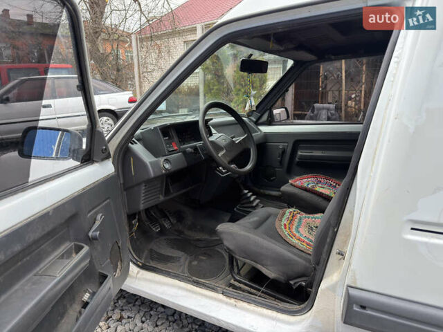 Белый Рено Рапид, объемом двигателя 1.6 л и пробегом 300 тыс. км за 999 $, фото 10 на Automoto.ua