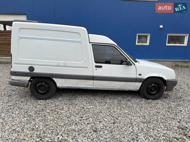 Белый Рено Рапид, объемом двигателя 1.6 л и пробегом 300 тыс. км за 999 $, фото 4 на Automoto.ua