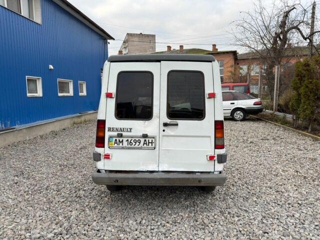 Білий Рено Рапід, об'ємом двигуна 1.6 л та пробігом 300 тис. км за 999 $, фото 6 на Automoto.ua