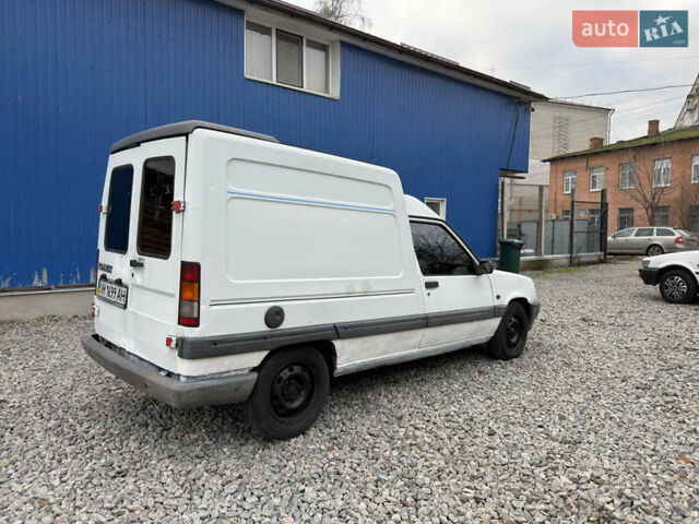 Белый Рено Рапид, объемом двигателя 1.6 л и пробегом 300 тыс. км за 999 $, фото 5 на Automoto.ua