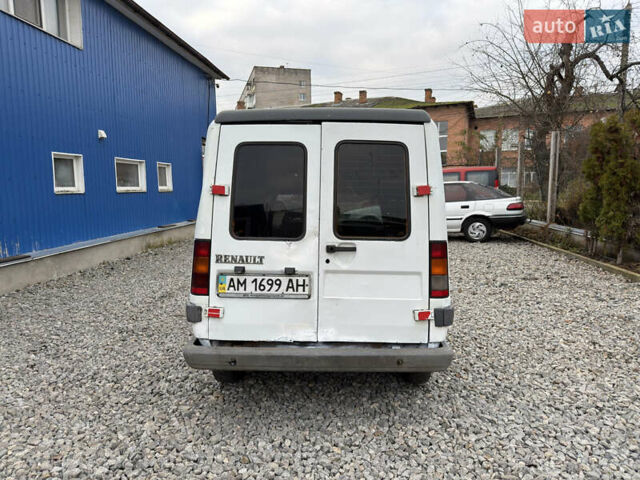 Белый Рено Рапид, объемом двигателя 1.6 л и пробегом 300 тыс. км за 999 $, фото 6 на Automoto.ua