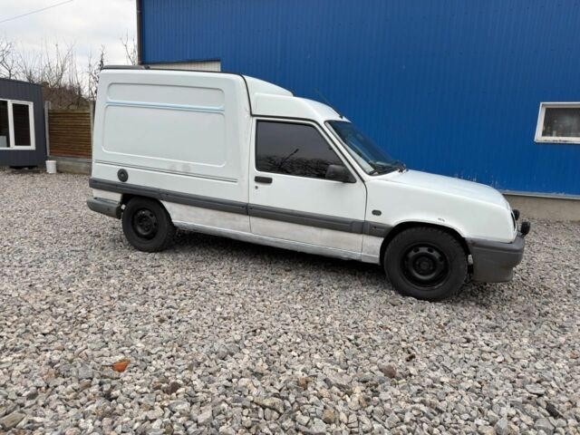 Білий Рено Рапід, об'ємом двигуна 1.6 л та пробігом 300 тис. км за 999 $, фото 3 на Automoto.ua