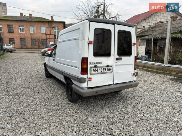 Белый Рено Рапид, объемом двигателя 1.6 л и пробегом 300 тыс. км за 999 $, фото 7 на Automoto.ua